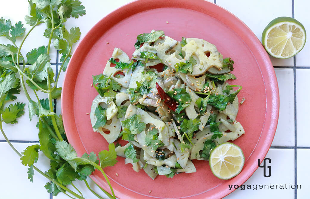 オレンジの器に盛り付けたレンコンとパクチーのナンプラー炒め