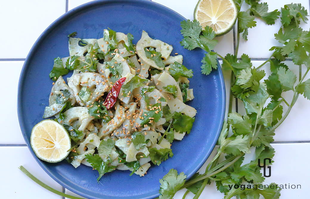 デニム色の器に盛り付けたレンコンとパクチーのナンプラー炒め