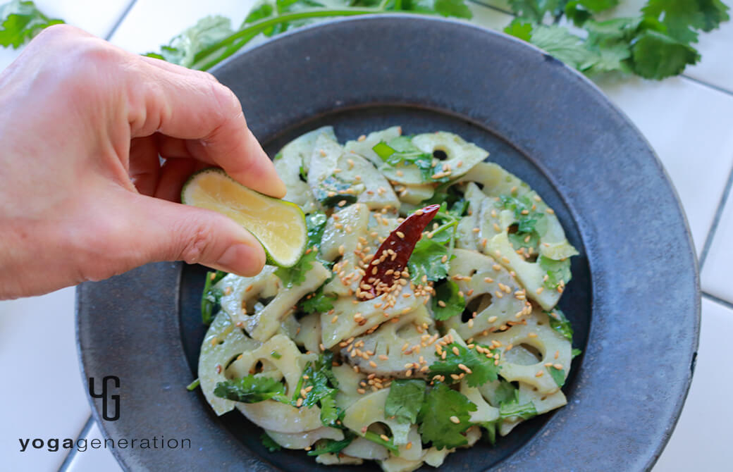 黒い器に盛り付けたレンコンとパクチーのナンプラー炒め