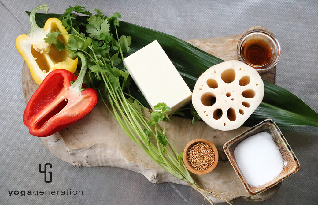 材料のレンコンや豆腐、パクチーなど