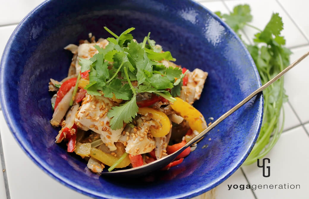 群青のお皿に盛り付けたレンコンとお豆腐の優しいココナッツ炒め