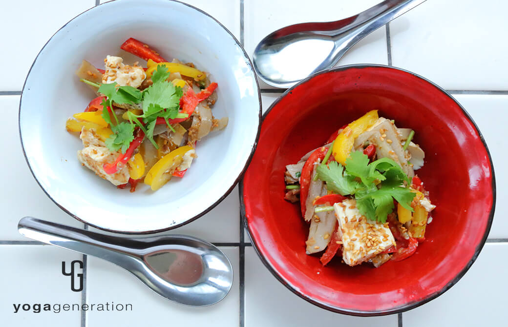 紅白のお皿に盛り付けたレンコンとお豆腐の優しいココナッツ炒め