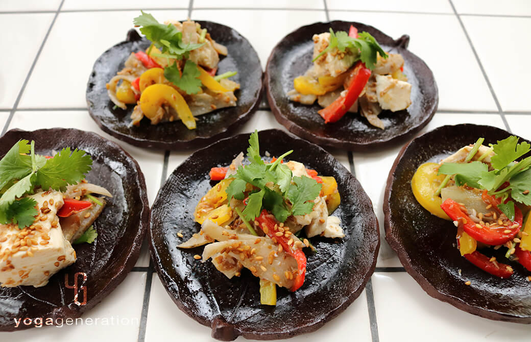 小皿に盛り付けたレンコンとお豆腐の優しいココナッツ炒め