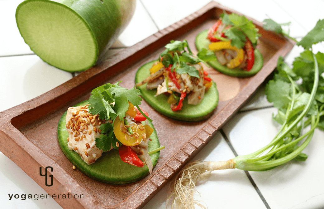 スライスした大根に盛り付けたレンコンとお豆腐の優しいココナッツ炒め