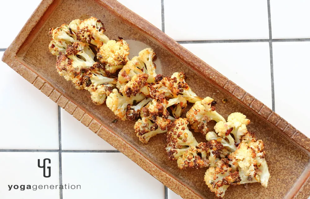 茶色いお皿に盛り付けたカリフラワーのアンチョビグリル