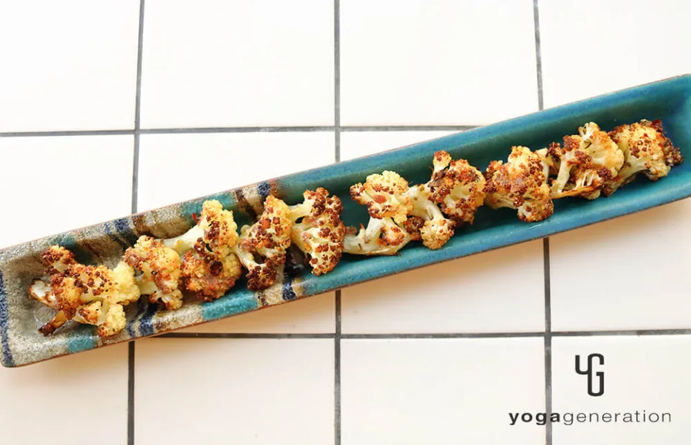 ターコイズのお皿に盛り付けたカリフラワーのアンチョビグリル