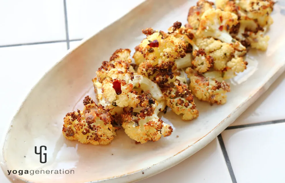 ピンクのお皿に盛り付けたカリフラワーのアンチョビグリル