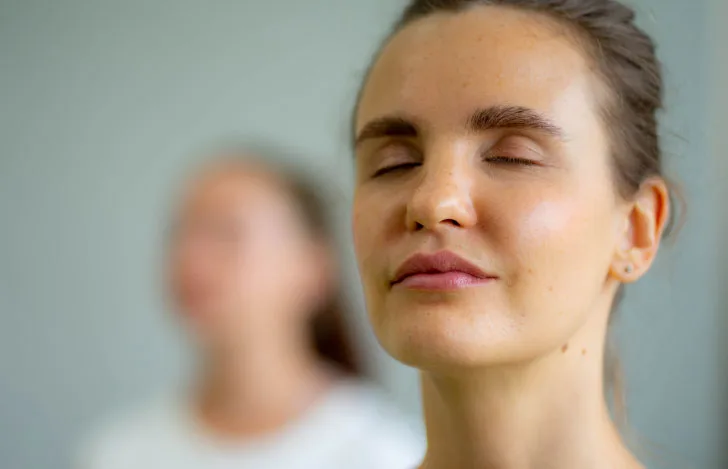 目を閉じて瞑想する女性の顔