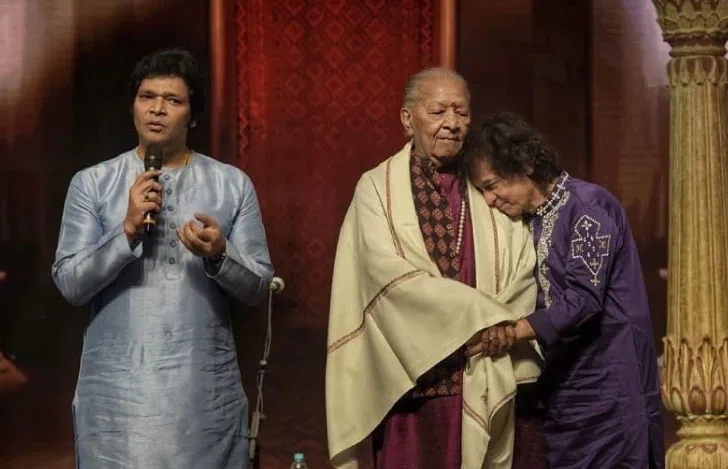 タブラの巨匠ザーキル・フセイン氏が話す姿と他の音楽家