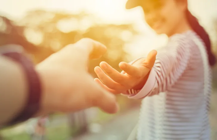 手をつなごうとする男女