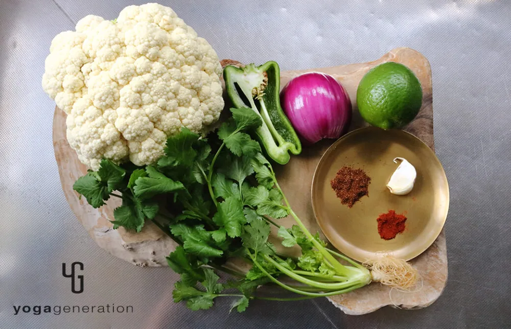 材料のカリフラワーやパクチー、紫タマネギなど