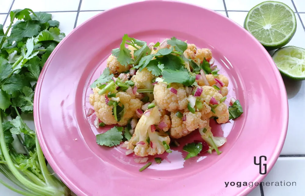ピンクの器に盛り付けたカリフラワーのメキシカンサラダ
