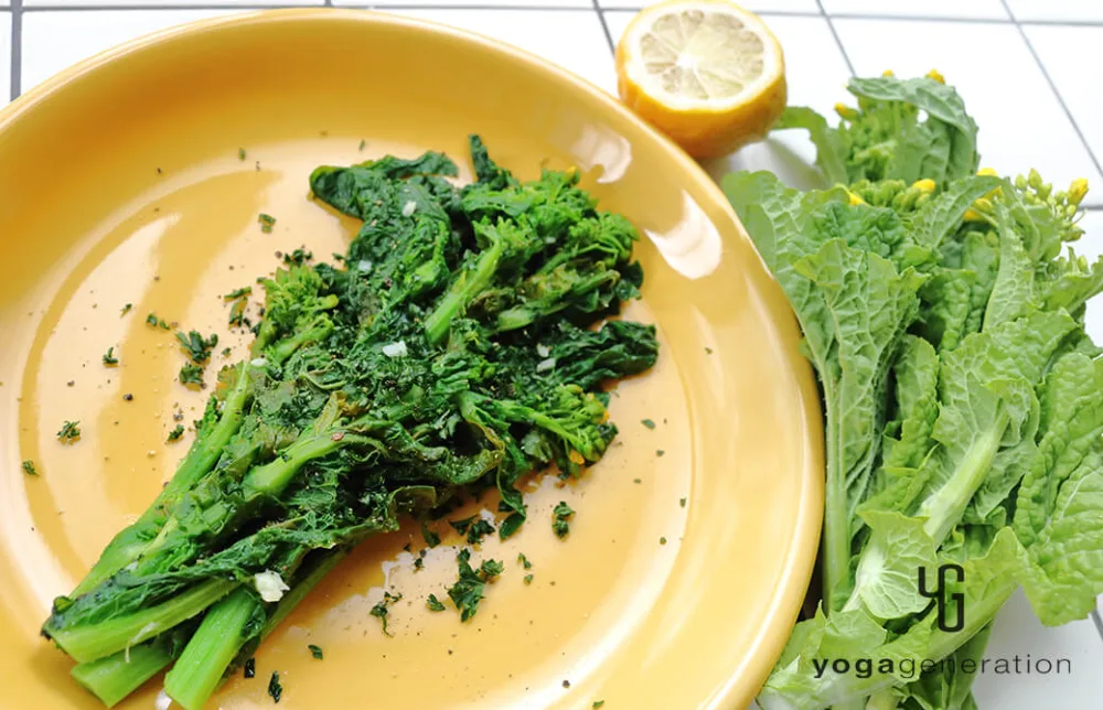 黄色のお皿に盛り付けた菜の花のガーリックレモンバター炒め