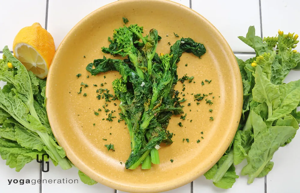 マット感のある黄色のお皿に盛り付けた菜の花のガーリックレモンバター炒め