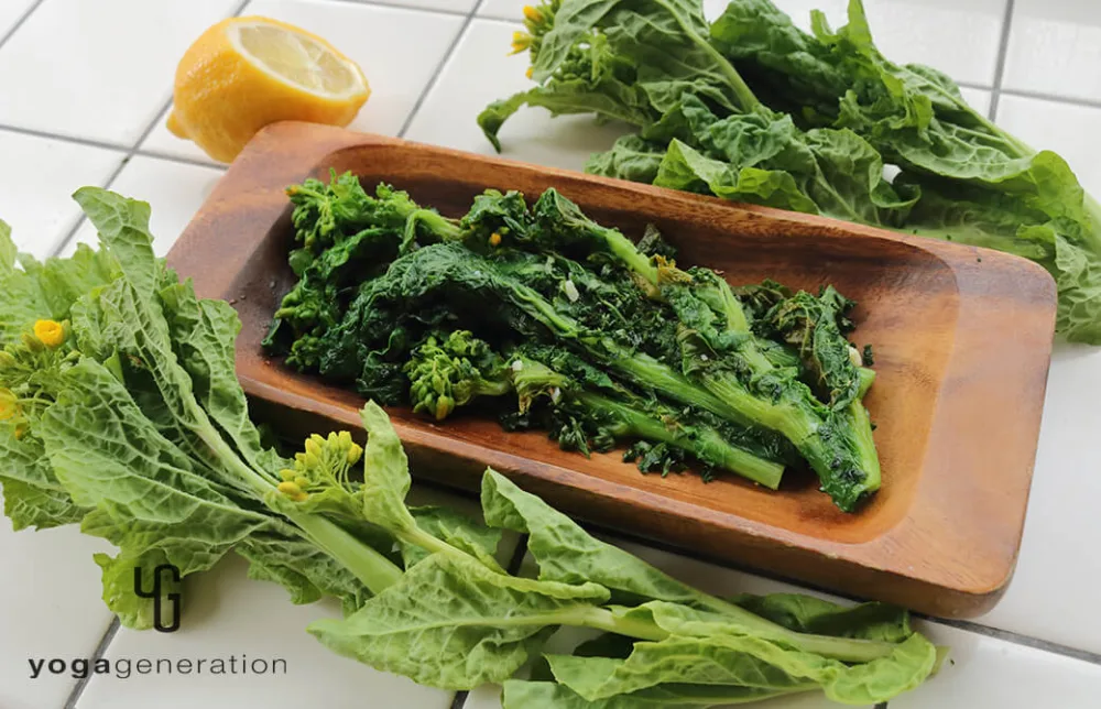 木のお皿に盛り付けた菜の花のガーリックレモンバター炒め