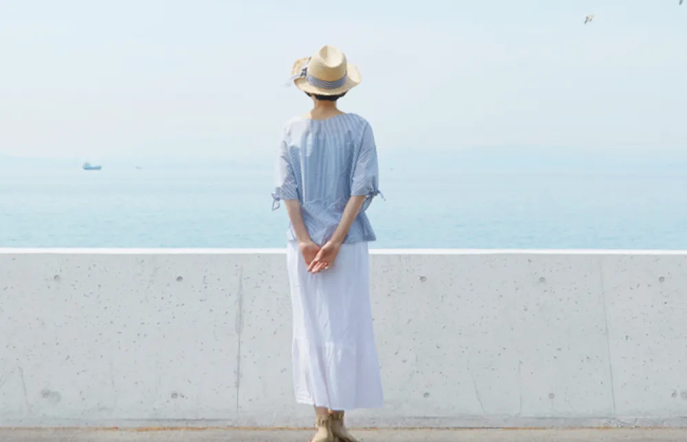 中年女性の牛後ろ姿