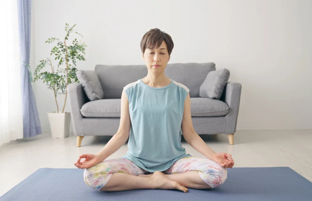 50代の女性が瞑想をしている