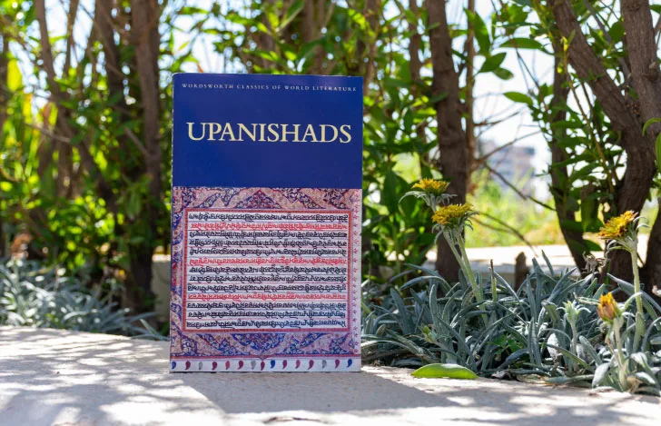 自然を背景とした置かれたウパニシャッドの本