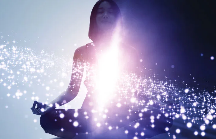 安楽座で座る女性と銀河系のダブルイメージ