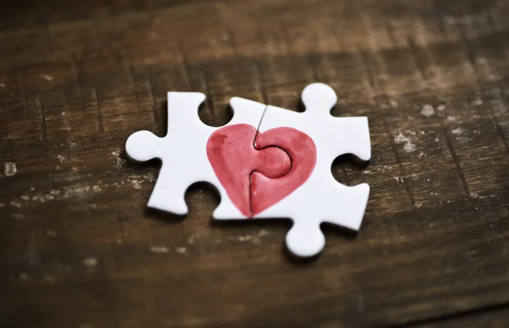 ハートが描かれた２つのジグソーパズルのピース