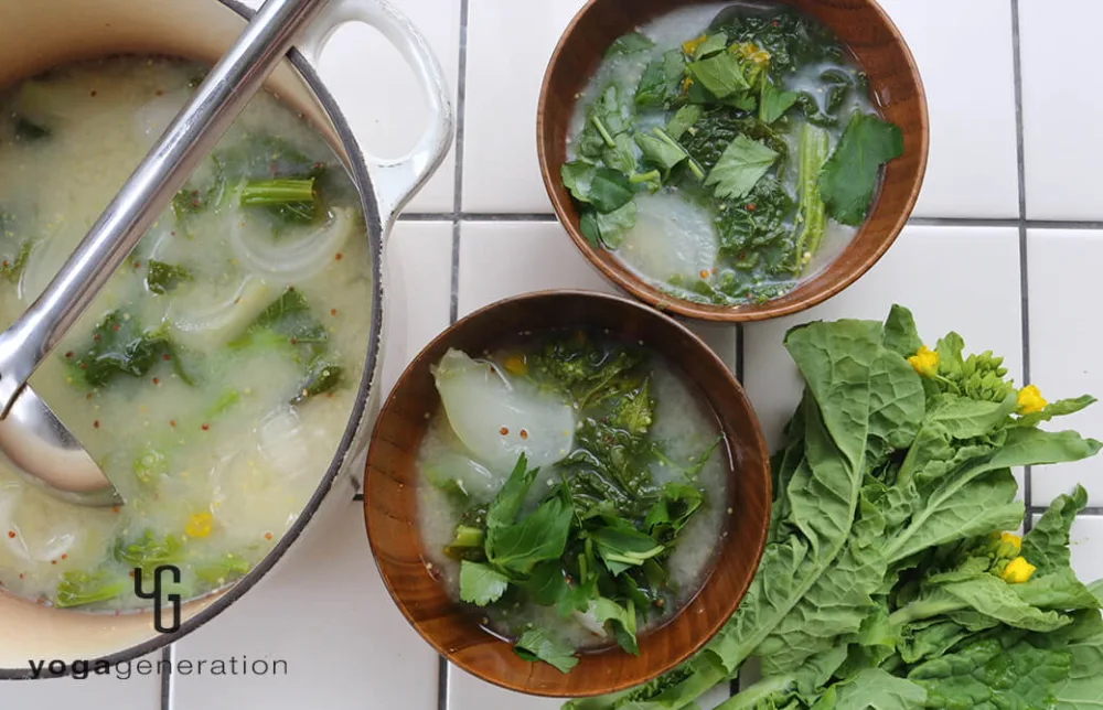 マスタード香る菜の花と新タマネギの白味噌スープ