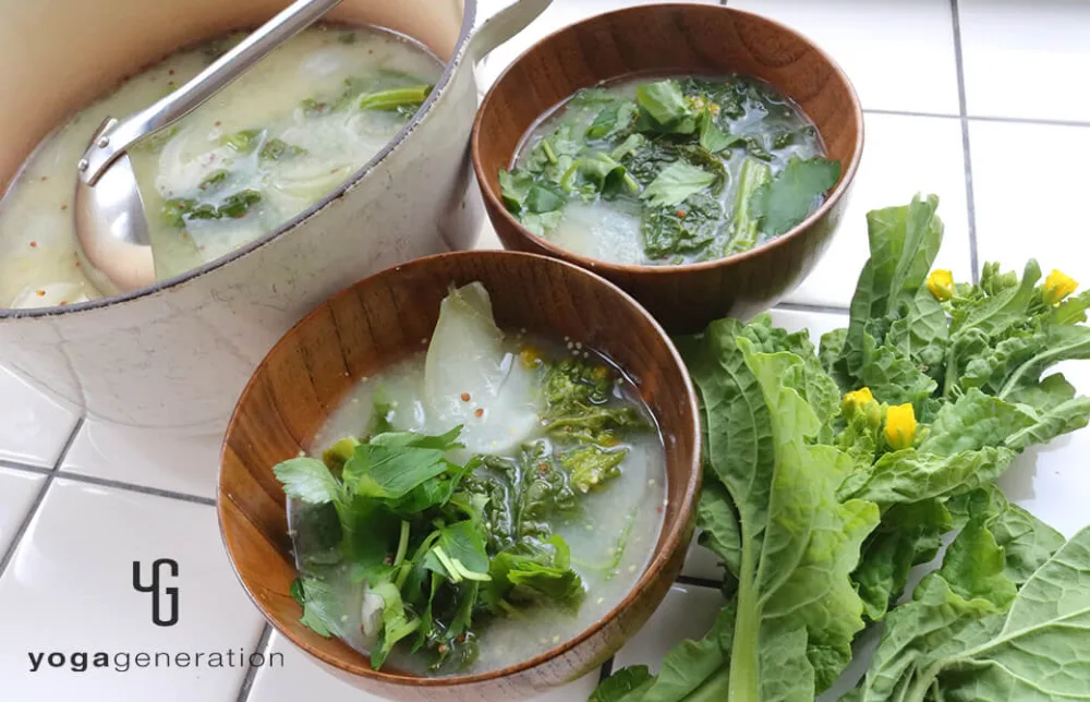 お椀に盛り付けたマスタード香る菜の花と新タマネギの白味噌スープ