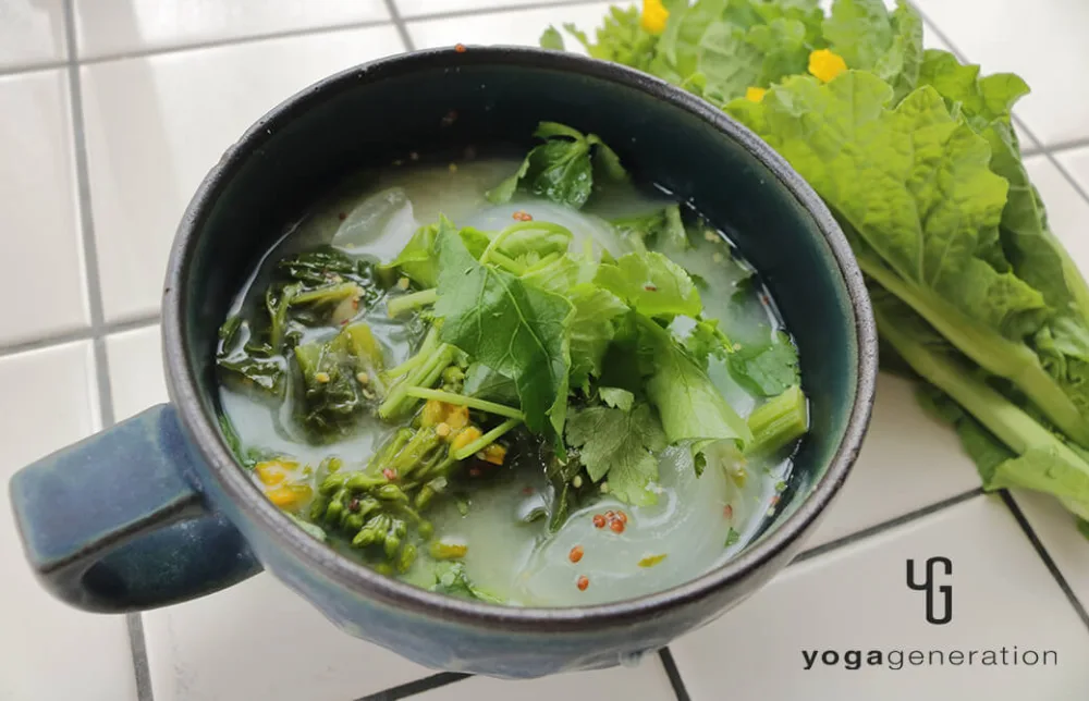 マグカップに盛り付けたマスタード香る菜の花と新タマネギの白味噌スープ