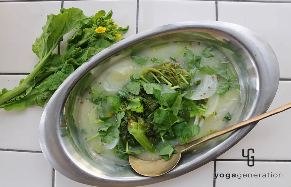 ステンレスの器に盛り付けたマスタード香る菜の花と新タマネギの白味噌スープ