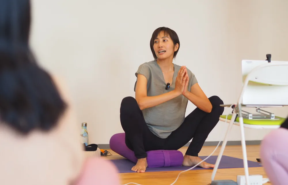 香先生のムーンサイクルヨガ指導者養成講座の様子