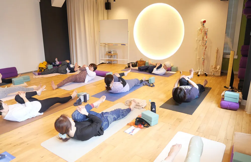 中井まゆみ先生のヨガクラスの様子