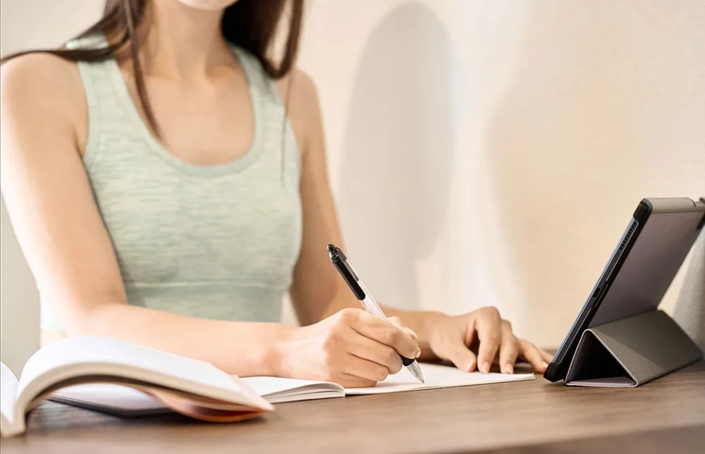 オンラインでヨガを勉強している女性