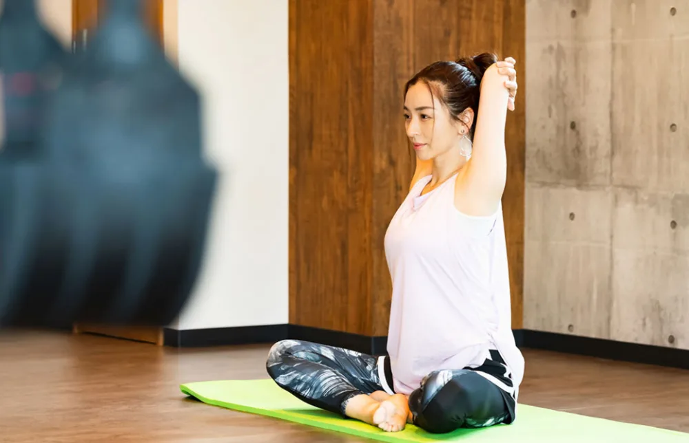 ヨガを教えている様子