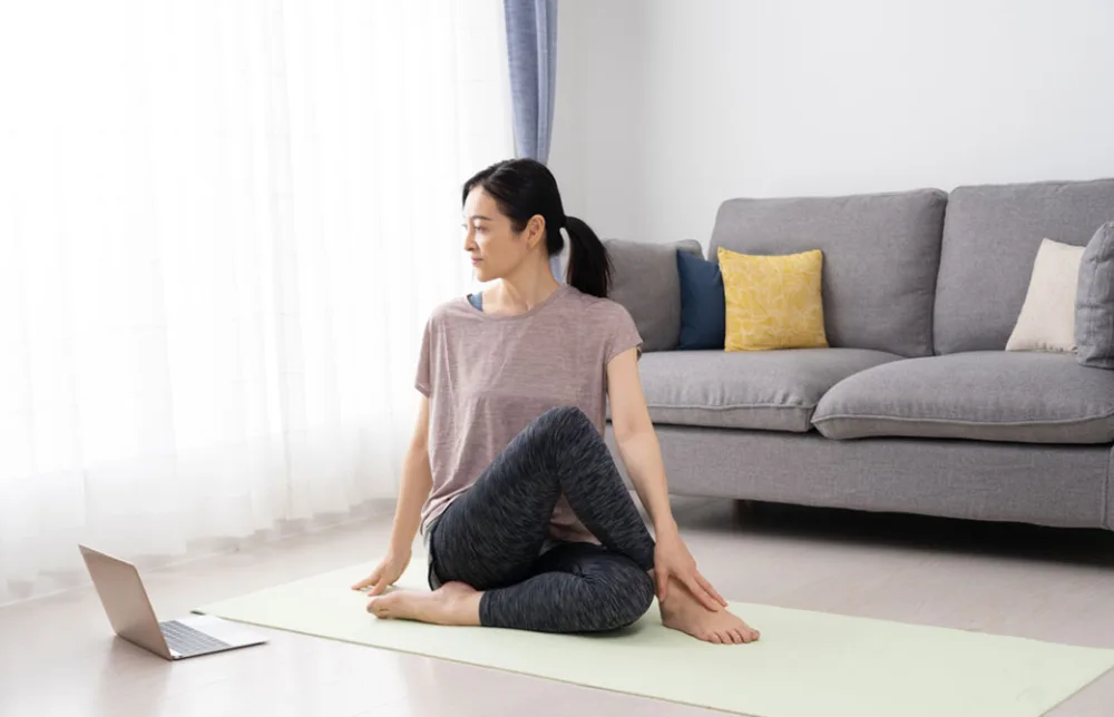オンラインでヨガをする女性