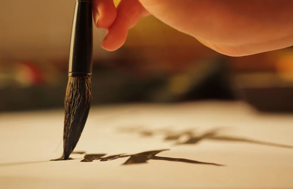 筆で漢字を書いている