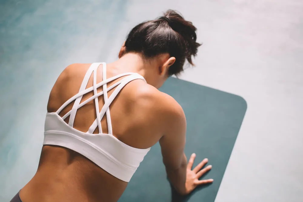 cat＆cowのポーズをとる女性