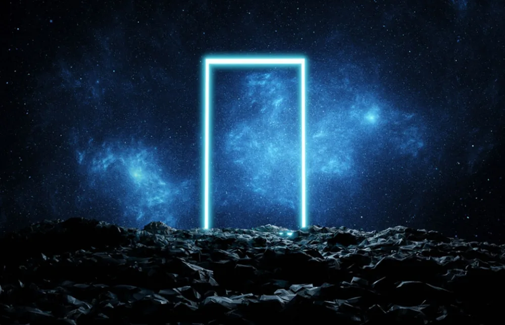 宇宙の中に光り輝く扉がある