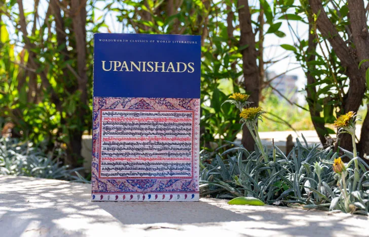 屋外の台の上に立てるように置かれた『ウパニシャッド』