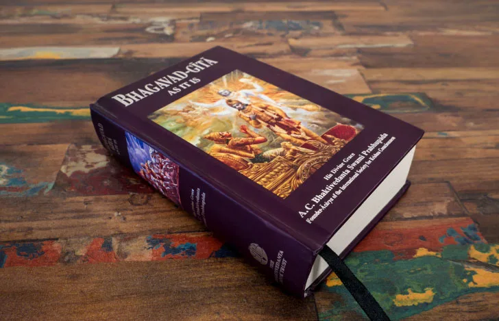 古い机の上に置かれた『ヨガ・スートラ』