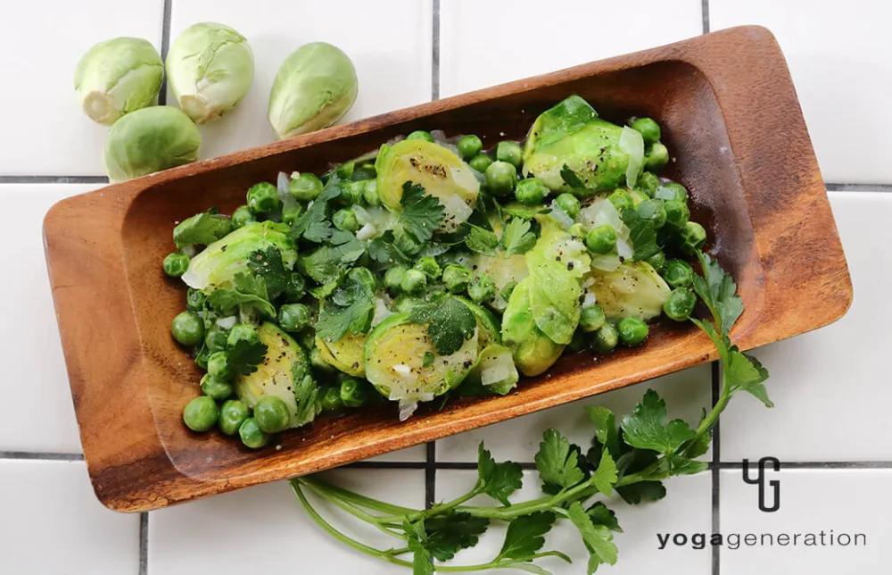 芽キャベツとグリーンピースのガーリックバター炒め