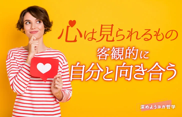 ハートが描かれたカードを胸に当てる女性