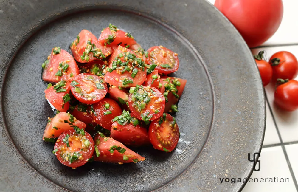 ゴマ香るトマトとニラのナンプラーマリネ