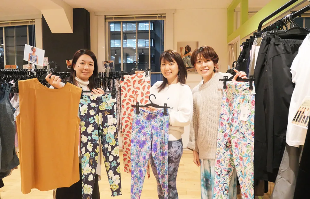 ヨガでバザール風景