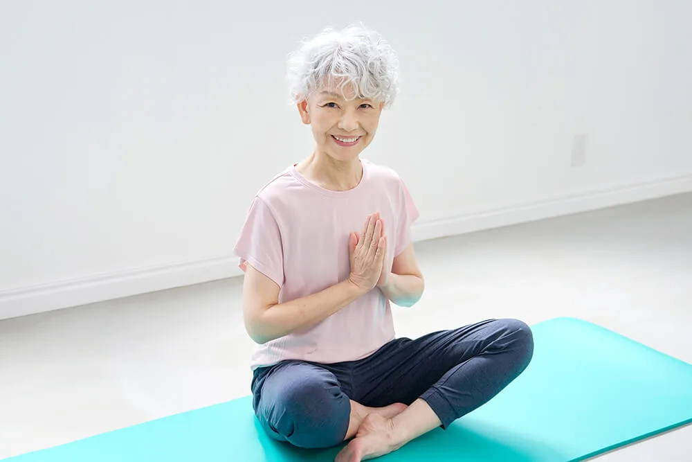 ヨガをする高齢の女性