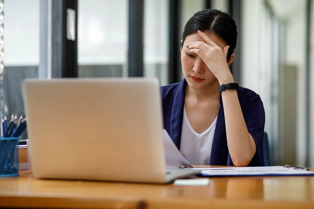 仕事でストレスをかかえる女性