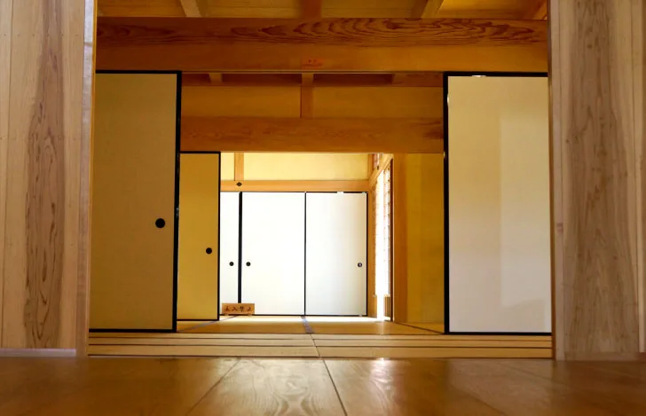 連なる和室を仕切る襖を開けた様子