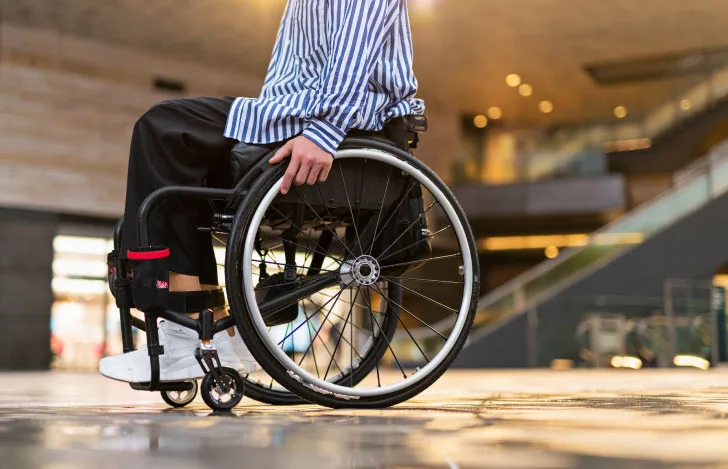 車椅子の座る青年
