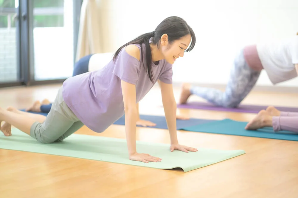 産後にヨガをする女性