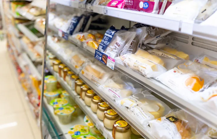 コンビニエンスストアの商品棚