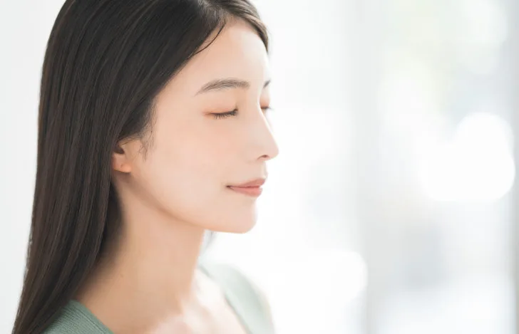 目を閉じて集中する女性