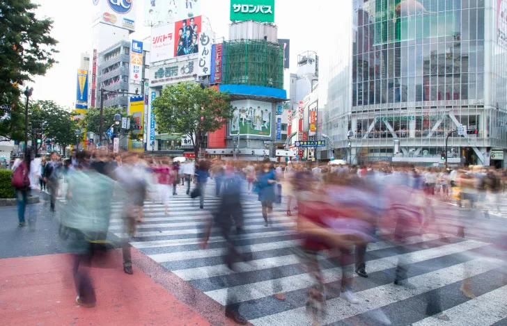 交差点を行き交う人々の残像